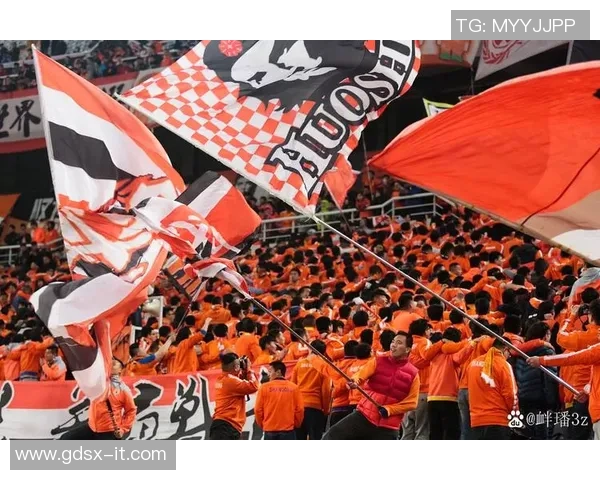 足球巨星高举圣火点燃全场激情彰显体育精神凝聚无限力量