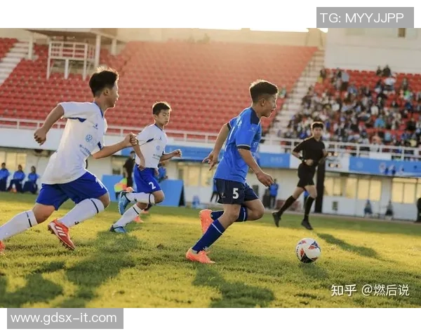 足球明星与小球迷亲密互动快乐时光共度点燃梦想火焰